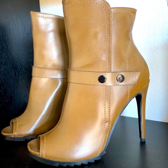 Cute booties never warn - Picture 1 of 3